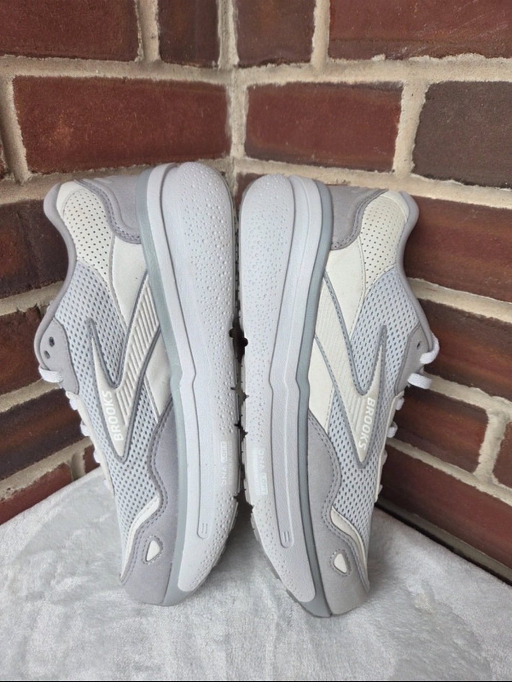 Brooks Ghost Max Women's Running Shoes - Gray and White - Picture 5 of 9
